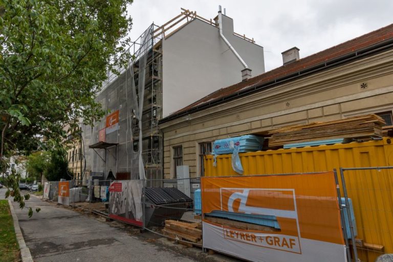 Baustelle in der Weinzingergasse in Wien-Döbling, Neubau nach Abriss eines Jahrhundertwendehauses, Sievering