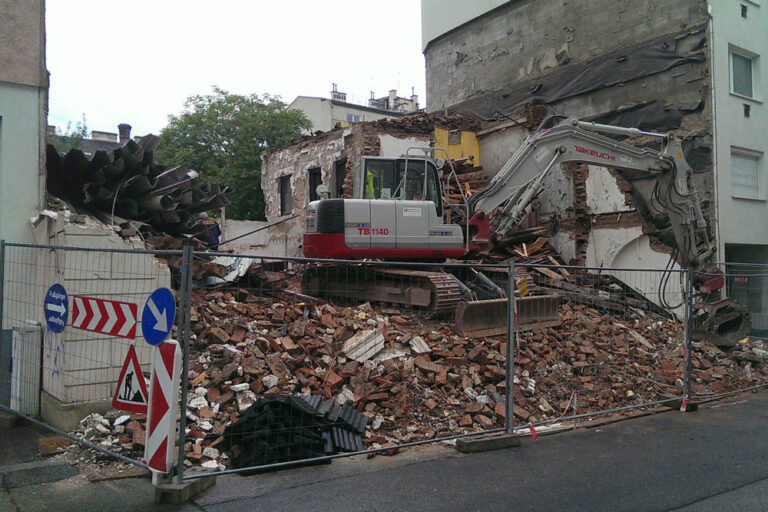 Schutthaufen, Baustelle, Bagger, abgerissenes Gründerzeithaus, Meidling, Wien