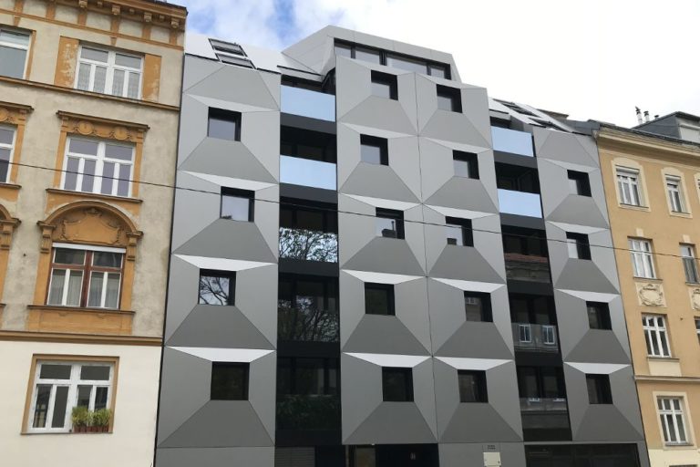 Neubau zwischen Gründerzeithäusern, 1160 Wien, Blech, Glas, grau