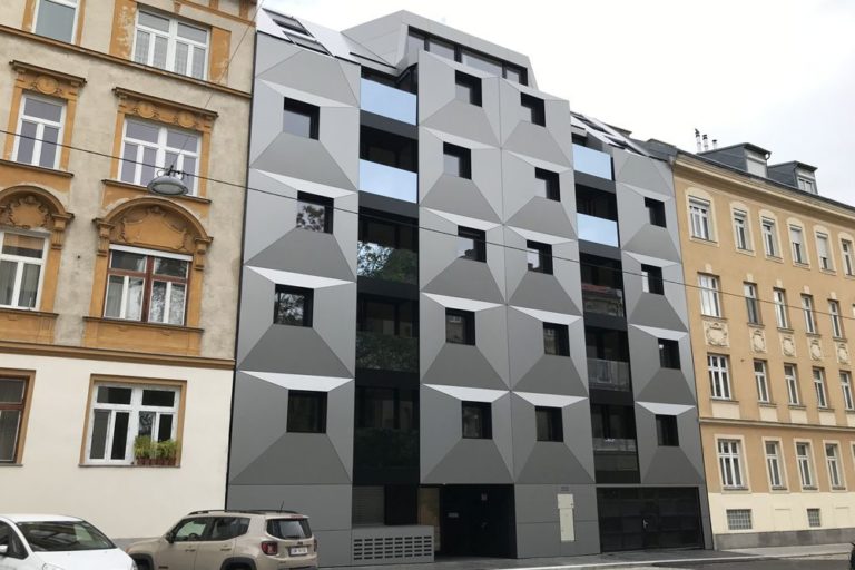 Neubau zwischen Gründerzeithäusern, 1160 Wien, Blechfassade, quadratische Fenster, Alucobond, grau-schwarz, Albrechtskreithgasse 38