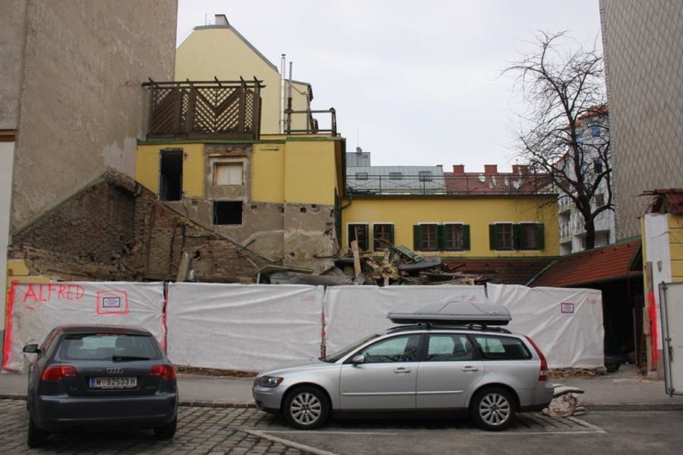 Ottakringer Landhaus wird abgerissen, Albrechtskreithgasse, Baustelle, Autos