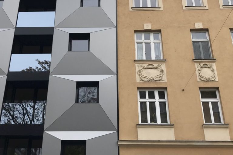 Neubau (Fassade aus Blech und Glas) neben Altbau (Gründerzeithaus, Baujahr 1914), Wien, 16. Bezirk, Vergleich zwischen zwei Fassaden, Albrechtskreithgasse 38