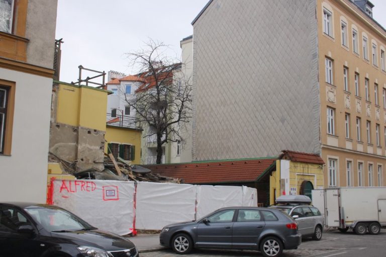 Ottakringer Landhaus wird abgerissen, Fuhrwerkerhaus zwischen zwei hohen Gründerzeithäusern, Ottakring, Wien, Albrechtskreithgasse