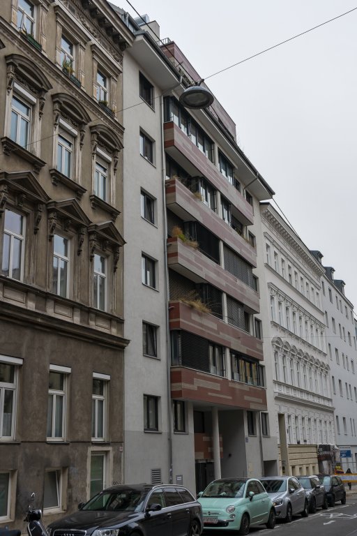 Neubau-Wohnhaus zwischen Gründerzeithäusern in der Borschkegasse, Wien-Alsergrund, nahe AKH, Stadtbild, Abriss und Neubau