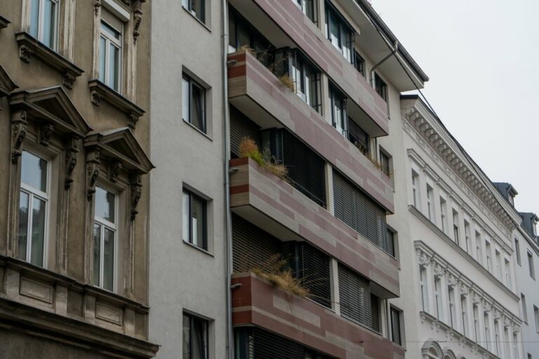 Neubau-Wohnhaus zwischen Gründerzeithäusern in der Borschkegasse, Wien-Alsergrund, nahe AKH, Stadtbild, Abriss und Neubau