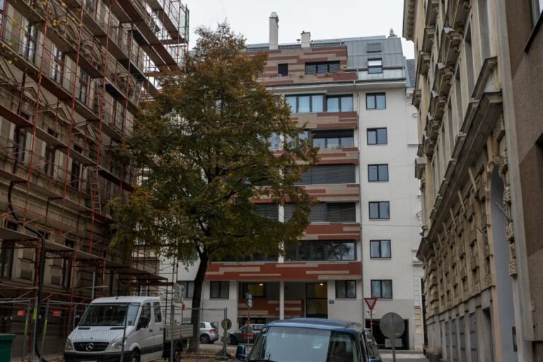 Neubau-Wohnhaus zwischen Gründerzeithäusern in der Borschkegasse, Wien-Alsergrund, nahe AKH, Stadtbild, Abriss und Neubau