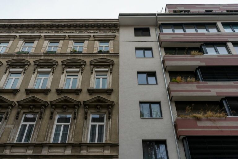 Neubau-Wohnhaus zwischen Gründerzeithäusern in der Borschkegasse, Wien-Alsergrund, nahe AKH, Stadtbild, Abriss und Neubau