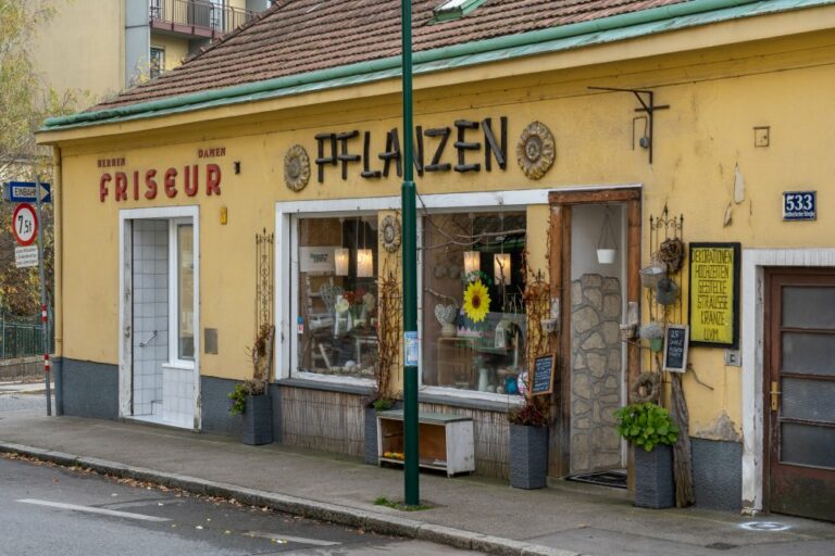 altes Gebäude mit Geschäften im Zentrum von Kalksburg, Friseur, Pflanzen, Liesing, Wien