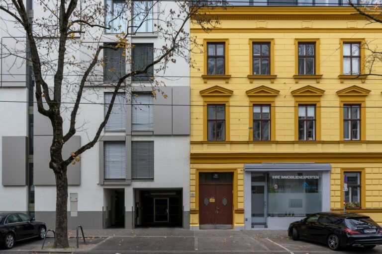 Neubau und Altbau in der Döblinger Hauptstraße, Wien