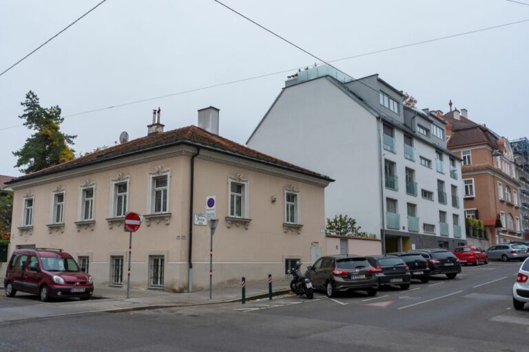 Altbauten und Neubau in der Ferrogasse, Gersthof, Währing, Wien