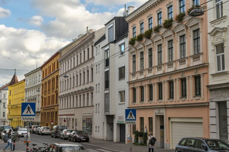 Neubau in der Gentzgasse zwischen Gründerzeithäusern, Währing, Wien