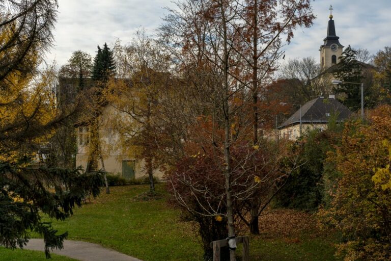 Grünfläche an der Ecke Breitenfurter Straße, Mackgasse, Gräfin-Zichy-Straße, Kalksburg, Liesing, Wien, Kirche