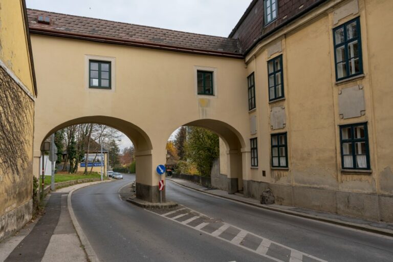 Bogen über der Breitenfurter Straße in Kalksburg, Mackschlössl, erbaut um 1800, Liesing, Wien