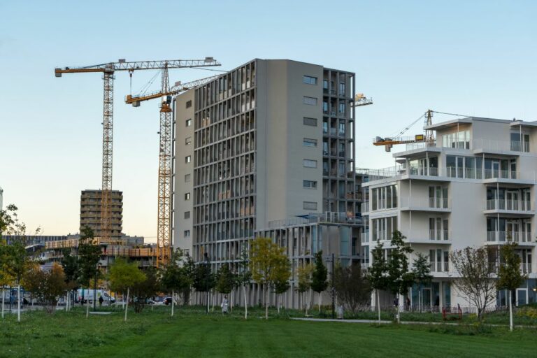 Wohnhaus in der Maria-Lassnig-Straße, Sonnwendviertel, am Helmut-Zilk-Park, Favoriten, Wien, Kräne, Neubau, Baustelle