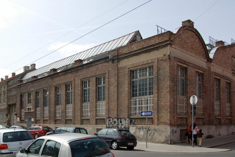 Fabrik in Wien-Ottakring, Backstein, Autos, Verkehrszeichen