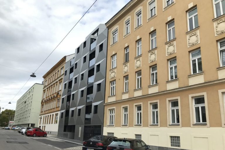 Neubau zwischen Gründerzeithäusern, 1160 Wien, Albrechtskreithgasse, Blech, dunkle Fassade, Glas