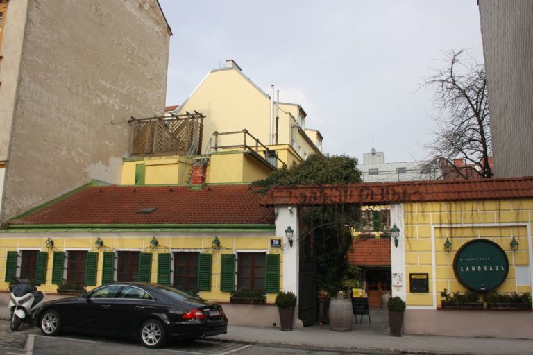 Ottakringer Landhaus, Gasthaus in einem alten Fuhrwerkerhaus, rustikale Fassade, vor dem Abriss 2018, Albrechtskreithgasse 38