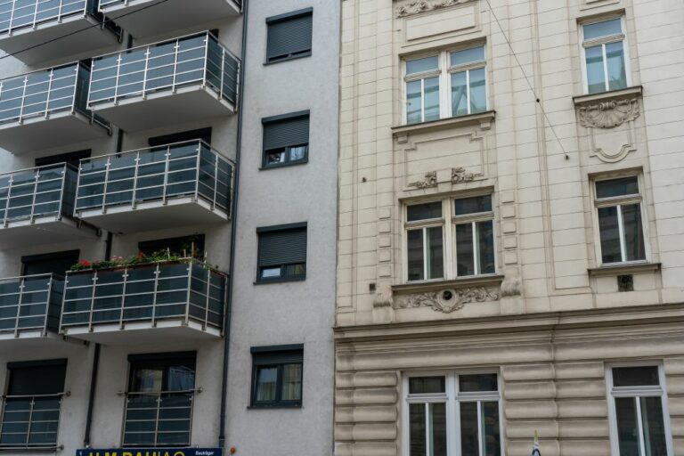 Wohnhaus in der Schönbrunner Schloßstraße, U.M.BAU AG, Balkone, Bausünde, Wien, neben Gründerzeithaus Rotenmühlgasse 15