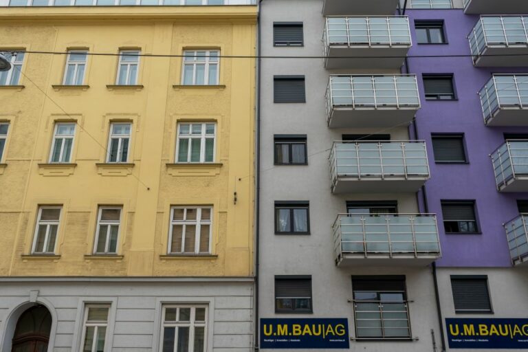 Jahrhundertwendehaus und Neubau, U.M.Bau AG, Bausünde, alt und neu, Meidling, Wien