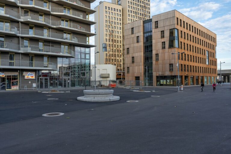 Seestadt Aspern, Fußgängerzone, Seeparkquartier, Asphalt, 1220 Wien, Holzhochhaus Hoho, U-Bahn-Trasse