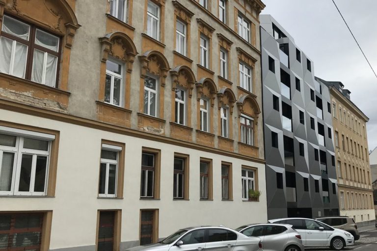 Gründerzeithäuser und ein Neubau in der Albrechtskreithgasse, Ottakring, Fassadendekor, Aluminium-Fassade, parkende Autos