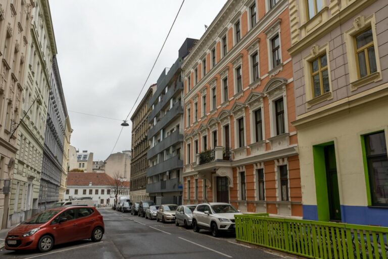 Gründerzeithäuser und Neubau in der Sobieskigasse, Alsergrund, Wien, Häuserzeile