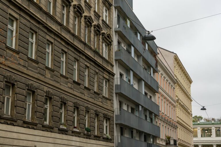 Neubau und Gründerzeithäuser in der Sobieskigasse, dahinter U6-Station Nußdorfer Straße, Gürtel, Alsergrund, Wien