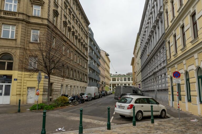 Gründerzeithäuser und Neubau-Wohnhaus mit Balkonen in Wien-Alsergrund, Gürtel, "Nußdorfer Straße", Stadtbild, historisches Ensemble