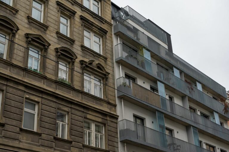 Gründerzeithäuser und Neubau-Wohnhaus mit Balkonen in Wien-Alsergrund, Gürtel, Nußdorfer Straße, Stadtbild, historisches Ensemble