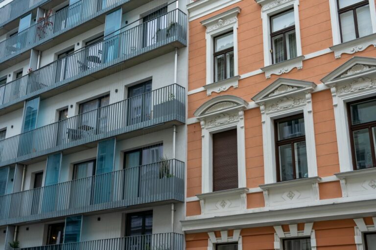 Neubau-Wohnhaus mit Balkonen neben Historismus-Altbau in der Sobieskigasse, Alsergrund, Wien, Neubau nach Abriss eines Altbaus, Stadtbild