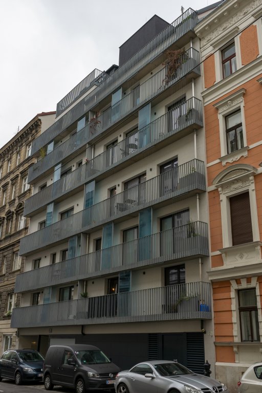 Gründerzeithäuser und Neubau-Wohnhaus mit Balkonen in Wien-Alsergrund, Gürtel, "Nußdorfer Straße", Stadtbild, historisches Ensemble