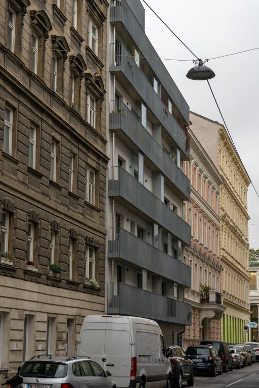 Neubau und Gründerzeithäuser in der Sobieskigasse, dahinter U6-Station Nußdorfer Straße, Gürtel, Alsergrund, Wien