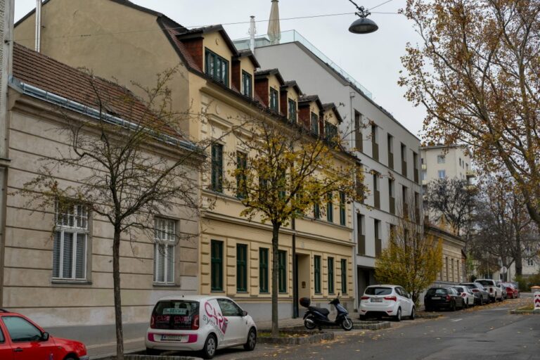 historische Gebäude und Neubau-Wohnhaus in Wien-Döbling