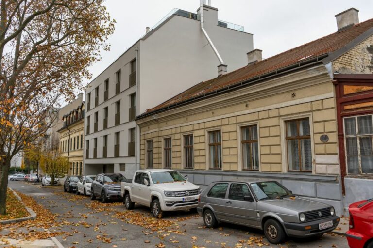 Weinzingergasse in Wien-Döbling mit Altbauten und einem Neubau, Neubau nach Abriss eines Jahrhundertwendehauses errichtet, fehlende Schutzzone, kein Denkmalschutz