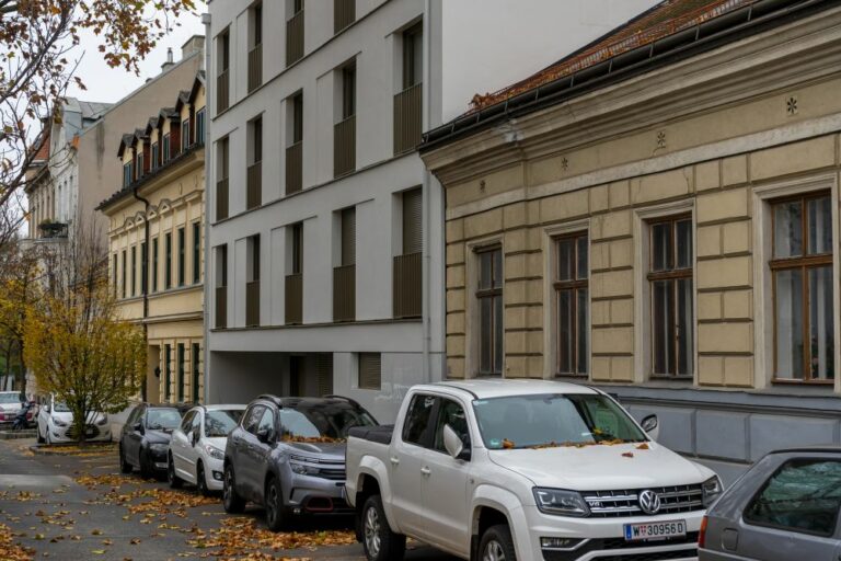 Weinzingergasse in Wien-Döbling, Gründerzeithäuser, Neubau, Autos, Herbst