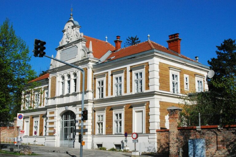 Gebäude des Wilhelminenspitals am Flötzersteig, 1160 Wien, Backstein, historisches Gebäude, Klinik