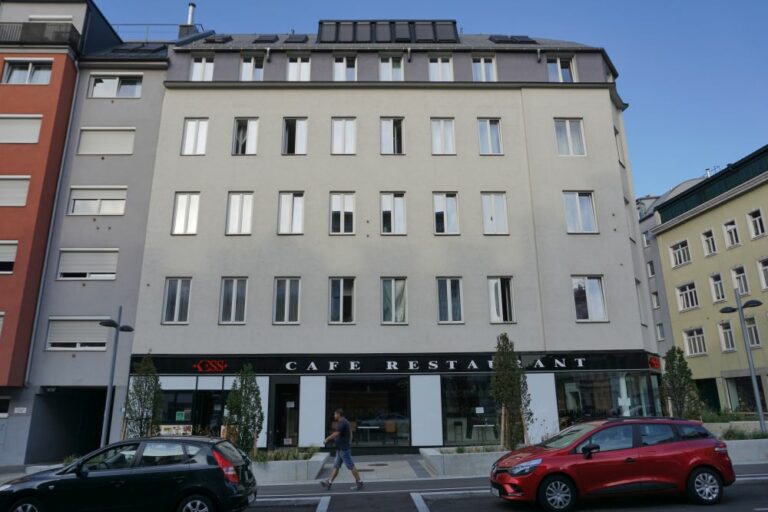 Gründerzeithaus in der Favoritenstraße mit abgeschlagenem Fassadendekor, 10. Bezirk, Wien