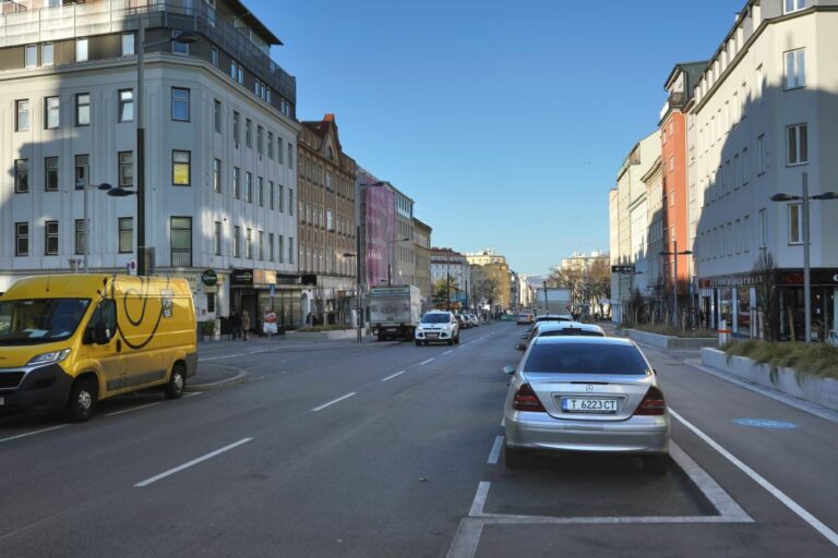 Favoritenstraße beim Reumannplatz, nach Umgestaltung, viel Asphalt, Parkplätze, Radwege