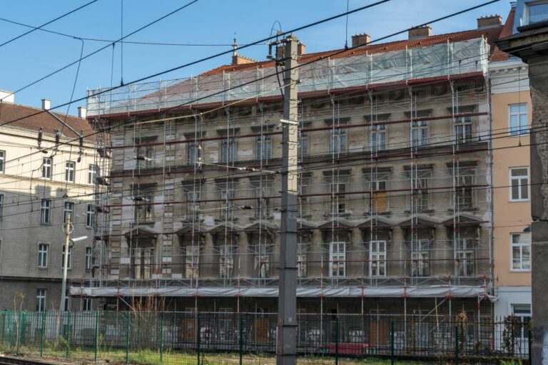 Fassade des Gebäudes in der Hetzgasse 8 hinter einem Gerüst, Wien-Landstraße