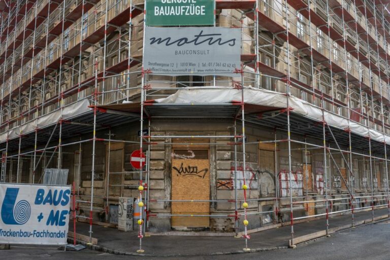 Fassade und Erdgeschoß des Gebäudes in der Hetzgasse 8 hinter einem Gerüst, Wien-Landstraße