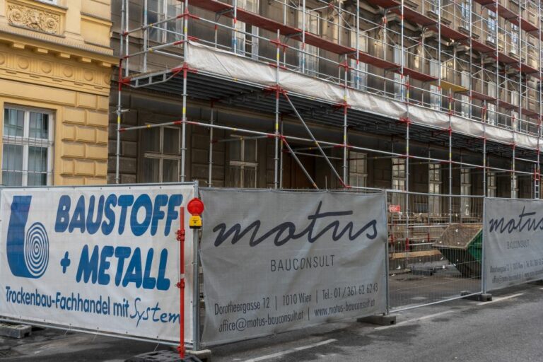 Fassade und Erdgeschoß des Gebäudes in der Hetzgasse 8 hinter einem Gerüst, Wien-Landstraße, Bauarbeiten