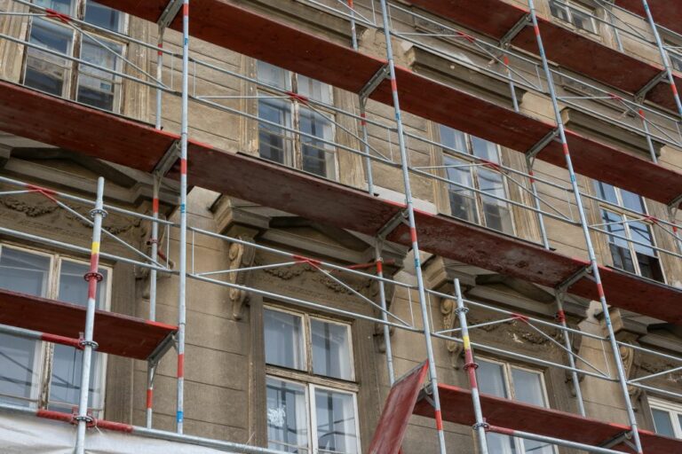 Fassade des Gebäudes in der Hetzgasse 8 hinter einem Gerüst, Wien-Landstraße