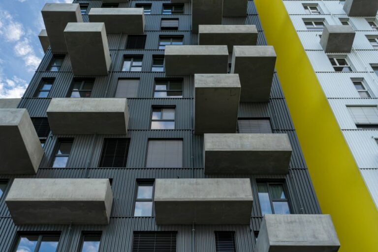 Blechfassade, große Fenster, auskragende Balkone aus Sichtbeton, Wohnhochhaus, Seeparkquartier, Seestadt Aspern, Donaustadt, Wien, Janis-Joplin-Promenade