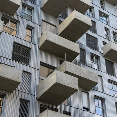 Mehr über den Artikel erfahren Hoch auf Blech und Sichtbeton