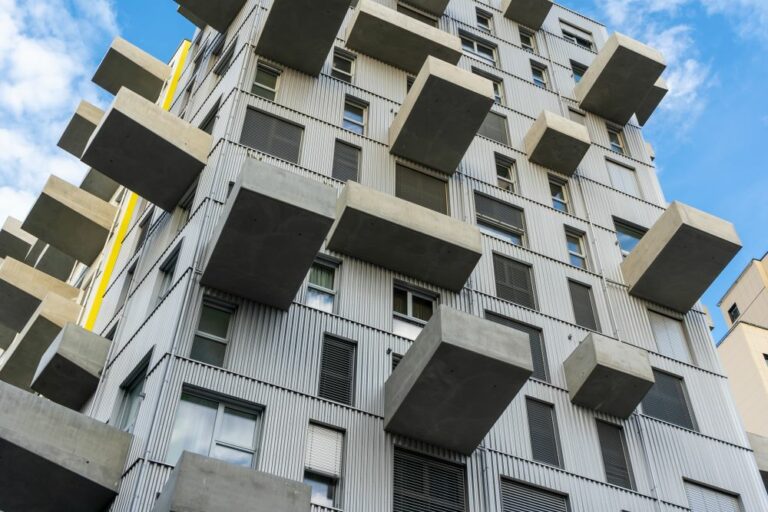 Blechfassade, große Fenster, auskragende Balkone aus Sichtbeton, Wohnhochhaus, Seeparkquartier, Seestadt Aspern, Donaustadt, Wien