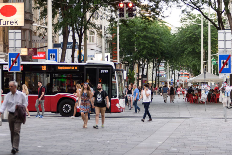 Fußgängerzone in der Mariahilferstraße, Neubaugasse, 13A, Fußgänger, Neubau, Mariahilf, Wien