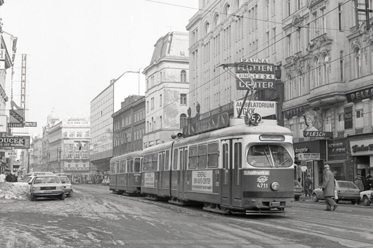Straßenbahn der Linie 52 fährt durch die Mariahilfer Straße Richtung Westbahnhof, Wien