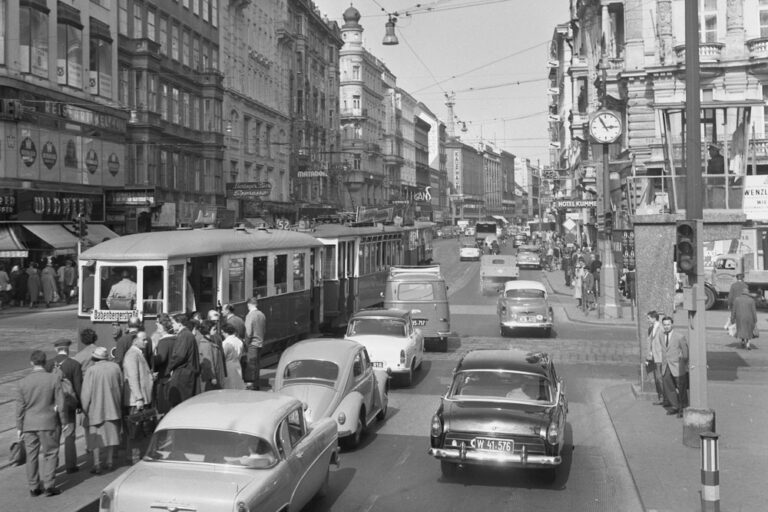 Ecke Neubaugasse/Mariahilferstraße im Jahr 1961, mit Autoverkehr und Straßenbahn, Neubau, Mariahilf, Wien