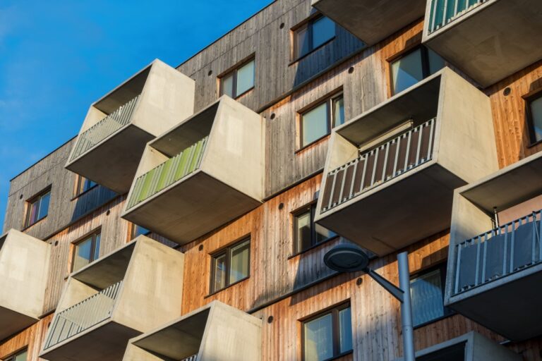 Wohnhaus mit Holzfassade und Balkonen aus Sichtbeton in der Maria-Tusch-Straße 6, Seestadt Aspern, Donaustadt, Wien