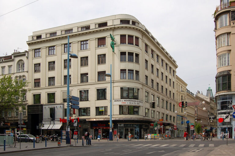 Mariahilferstraße und Neubaugasse vor der Umgestaltung zur Fußgängerzone, Wien